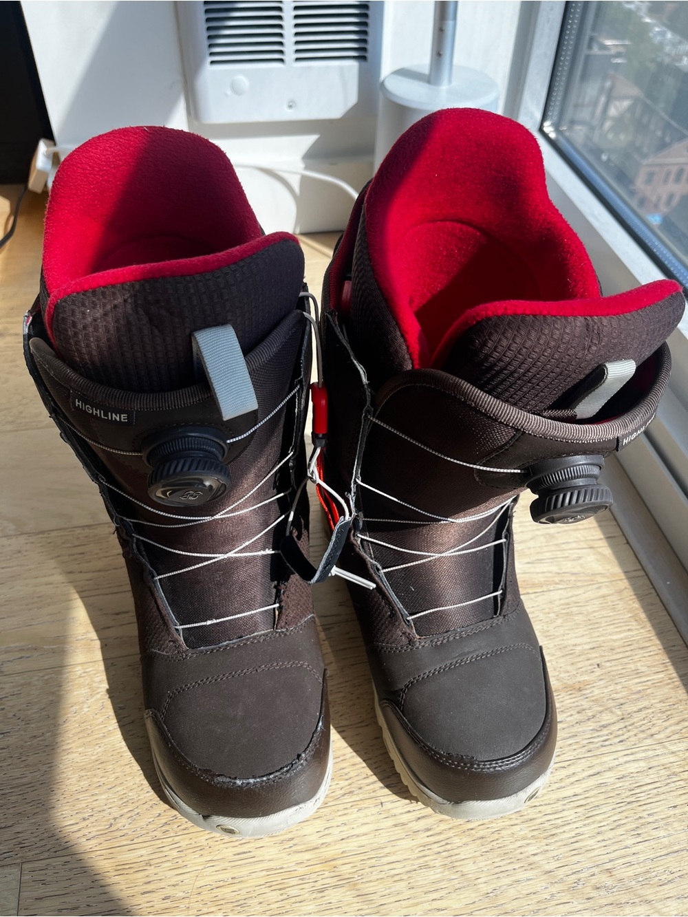 Burton Highline Snowboard Boots in Brown with Red Liner Size 9.5
